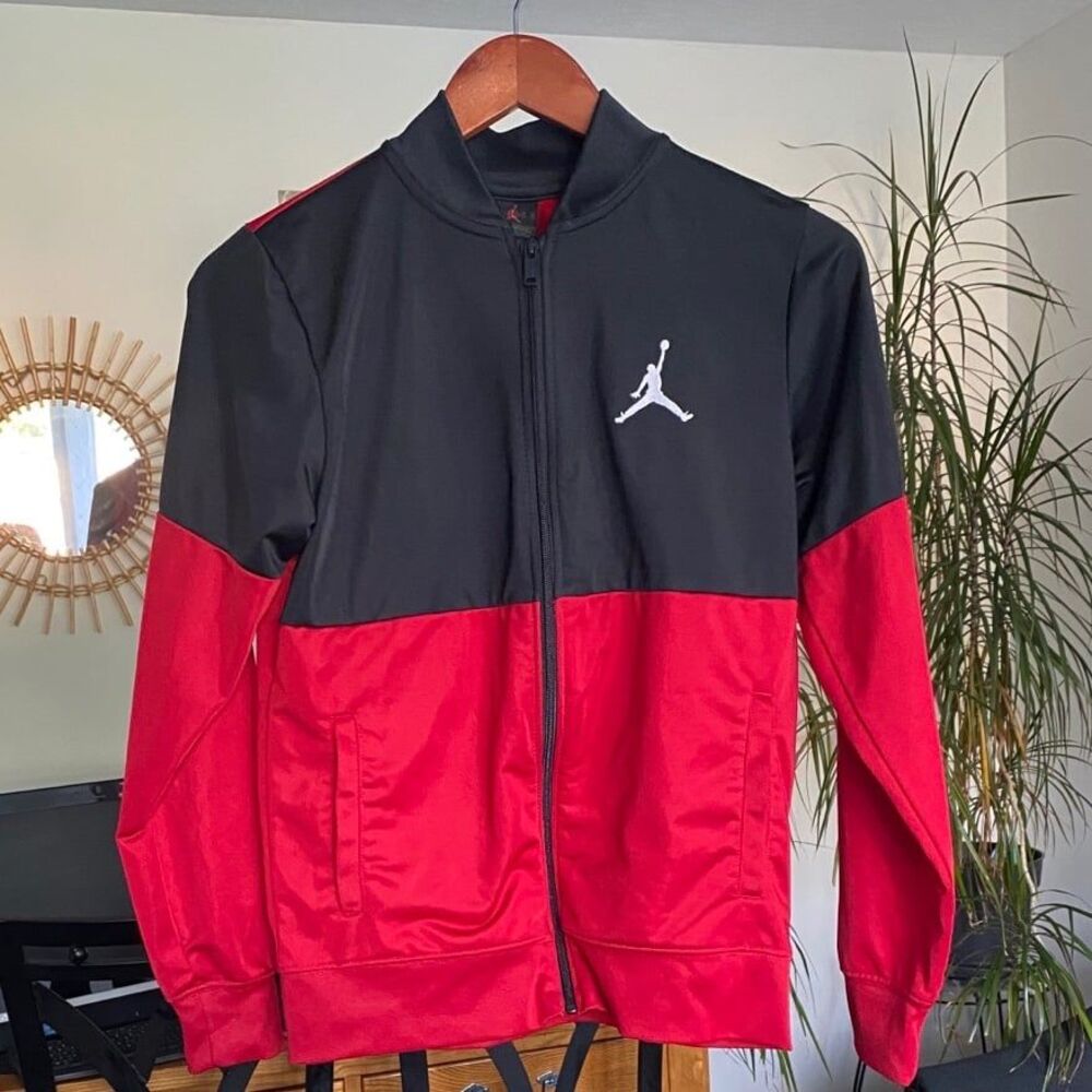 Jordan zip up size 12 kids